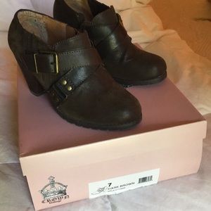 Crown Vintage brown leather booties w/heel